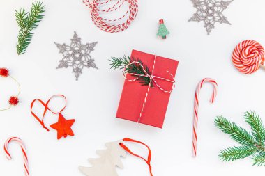 Yeni yıl Noel Xmas 2019 tatil kutlama kırmızı model mevcut hediye kutusu yeşil köknar ağacı dalı DIY kar taneleri dekorasyon kopya alanı en az beyaz arka plan stilini izole. Şablon tebrik kartı