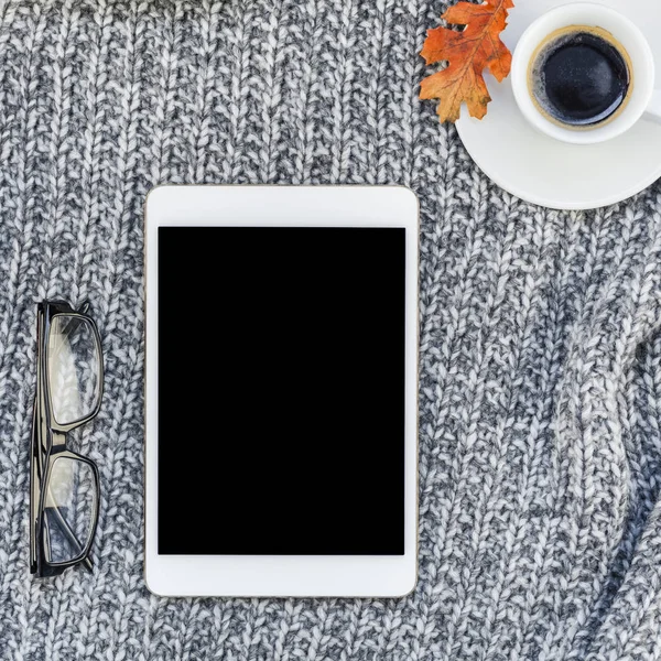 Yaratıcı bir şekilde sonbahar düz ek yükü üstten görünüm şık ev çalışma alanı tablet dizüstü kahve fincanı sıcak gri örgü ekose arka plan kopya alanı ile yatıyordu. Sonbahar sezonu şablon kadınsı blog sosyal medya