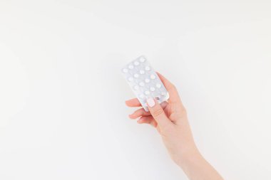 Kadın el ile kopya alanı ile beyaz arka plan üzerinde izole blister hapları holding pastel manikür Lehçe. Kadınsı güzellik blog sosyal medya için şablon. Kadın sağlık kavramı