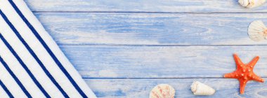 Uzun geniş afiş düz yaz seyahat tatil kavramı yatıyordu. Deniz ve deniz yıldızı pastel mavi ahşap plakalar ile arka plan kopya alanı rustik tarzı çerçeve şablonu metin üstten görünüm havlu Flip floplar