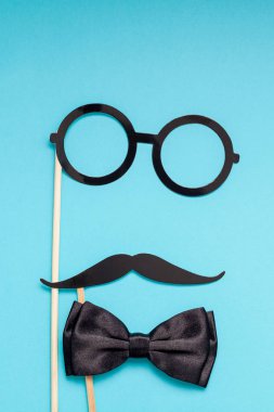 Yaratıcı flatlay ek yükü üstten görünüm retro şık siyah kağıt fotoğraf stand sahne bıyıkları turkuaz arka plan kopya alanı. Erkek Sağlığı Farkındalık ay gün erkeklik kavramı blog sosyal medya babalar