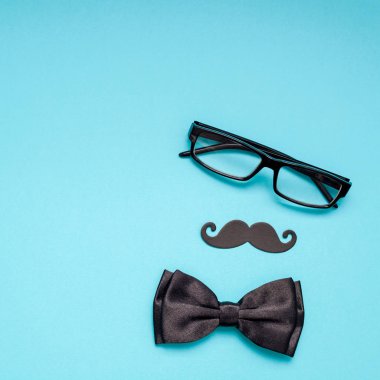 Yaratıcı kare flatlay ek yükü üstten görünüm retro siyah kağıt fotoğraf stand sahne bıyıkları turkuaz arka plan kopya alanı. Erkek Sağlığı Farkındalık ay gün erkeklik kavramı blog sosyal medya babalar