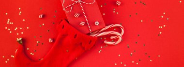 Yaratıcı yeni yıl Noel hediyeleri sarılı şerit düz üstten görünüm Xmas 2019 tatil kutlama el yapımı hediyelik kutular noel çorap kırmızı Kağıt arka plan boşaltmak üzerinde yatıyordu. Uzun geniş afiş