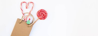 Yeni yıl veya Noel dekorasyon düz üstten görünüm Xmas tatil kutlama alışveriş kavramı dekor beyaz doğal ışık arka plan üzerinde yatıyordu. Şablon tasarımınızın tebrik kartı için çerçeve. Uzun geniş afiş