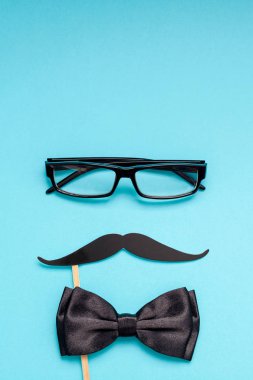 Yaratıcı flatlay ek yükü üstten görünüm retro şık siyah kağıt fotoğraf stand sahne bıyıkları turkuaz arka plan kopya alanı. Erkek Sağlığı Farkındalık ay gün erkeklik kavramı blog sosyal medya babalar