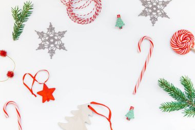 Yeni yıl Noel Xmas 2019 tatil kutlama desen çerçeve yeşil çam ağacı dalı DIY kar taneleri dekorasyon izole alan beyaz arka plan en az stili kopyalayın. Şablon tebrik kartı