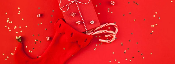 创意新年圣诞礼物包装丝带平躺顶部观看圣诞2019节日庆典手工礼盒诺袜在红纸背景 Copyspace 长宽横幅 — 图库照片