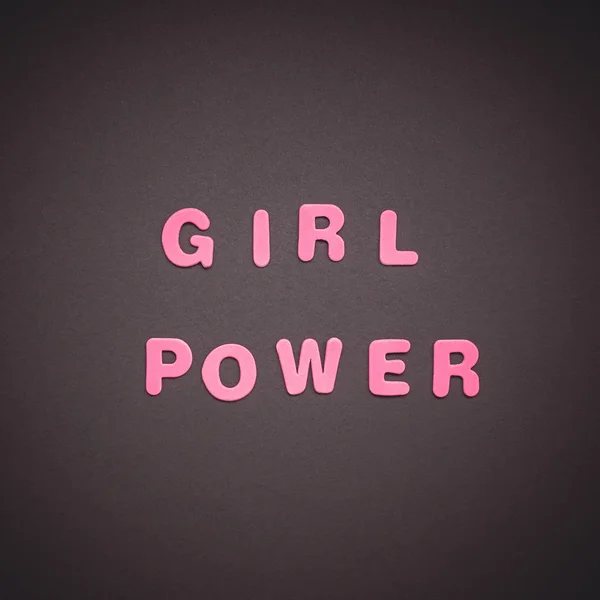 创造性的粉红色文本制作的塑料字母女孩权力写在黑色的纸背景与复制空间 女性授权概念 女性博客或设计模板 — 图库照片