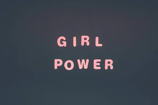 创造性的粉红色文本制作的塑料字母女孩权力写在黑色的纸背景与复制空间 女性授权概念 女性博客或设计模板 — 图库照片