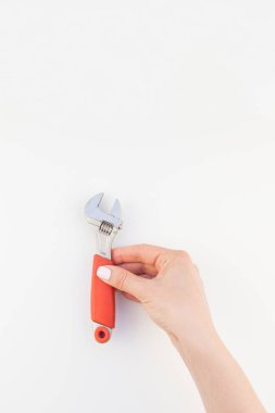 Kadın el minimalizm tarzı beyaz arka plan üzerinde izole kopya alanı ile somun anahtarı tutan pastel manikür Lehçe ile yaratıcı görüntü. Onarım veya iyileştirme feminizm kavramı