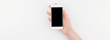 Kadın el ile kopya alanı minimalizm tarzı ile beyaz arka plan üzerinde izole smartphone tutan pastel manikür Lehçe. Uzun geniş afiş kadınsı blog sosyal teknolojik medya için sahte