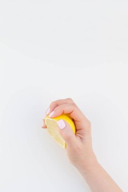 Kadın el ile bir buçuk beyaz arka plan kopya alan minimalizm tarzı üzerinde izole limon tutan pastel manikür Lehçe. Kadınsı sosyal medya için şablon. Sağlıklı beslenme kavramı