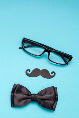 Yaratıcı flatlay ek yükü üstten görünüm retro şık siyah kağıt fotoğraf stand sahne bıyıkları turkuaz arka plan kopya alanı. Erkek Sağlığı Farkındalık ay gün erkeklik kavramı blog sosyal medya babalar