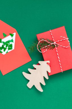 Yeni yıl veya Noel üstten görünüm Xmas tatil kutlama kırmızı mevcut hediye kutusu kopya alanı yeşil renk Kağıt arka plan. Şablon tebrik kartı