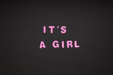 Yaratıcı pembe metin Plastik harfler siyah Kağıt arka plan kopya alanı ile yazılı bir kızdır yapılmıştır. Bebek duş kavramı, kutlama kartı şablonu