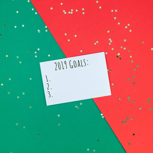创意新年或圣诞问候信样机平面放置顶部视图圣诞假期庆祝信封红色绿纸背景 模板模拟贺卡或您的文字设计 2019 2020 — 图库照片