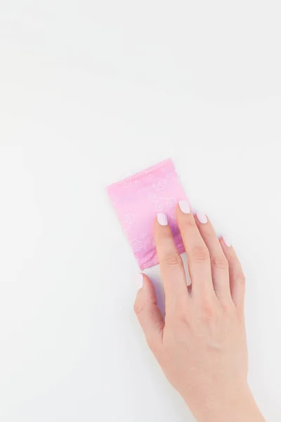 Mano Mujer Con Pulido Manicura Pastel Sosteniendo Una Servilleta Sanitaria — Foto de Stock