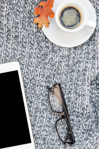 创意秋季平躺顶部景观时尚家居工作区与 Tablet 笔记本咖啡杯舒适的灰色针织格子背景复制空间 女性博客社交媒体秋季季模板 — 图库照片