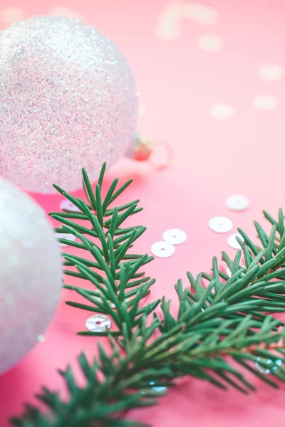 正月クリスマス休日の祭典組成パール装飾グッズ ボール グリーン モミ枝輝きピンク紙吹雪の紙背景のコピー スペース テンプレート フレームはがきの本文デザインに挨拶するため — ストック写真
