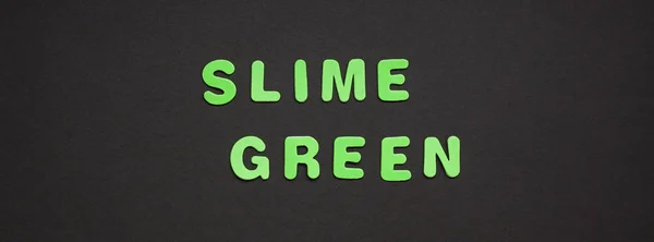 创意五颜六色的文字 由塑料字母泥绿色写作的黑色纸背景与复制空间 时尚色彩概念博客模板 — 图库照片