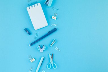 Üstten görünüm knolling düz tasarım okul ve ofis malzemeleri kopya alanı turkuaz mavi renk Kağıt arka plan en az stili ile tarz çalışma masası yatıyordu. Kadınsı blog sosyal medya için şablon