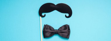 Yaratıcı uzun geniş afiş üst retro şık siyah kağıt fotoğraf stand sahne bıyıkları turkuaz arka plan kopya alanı görüntüleyin. Erkek Sağlığı Farkındalık ay gün erkeklik kavramı blog sosyal medya babalar