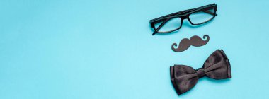 Yaratıcı uzun geniş afiş üst retro şık siyah kağıt fotoğraf stand sahne bıyıkları turkuaz arka plan kopya alanı görüntüleyin. Erkek Sağlığı Farkındalık ay gün erkeklik kavramı blog sosyal medya babalar