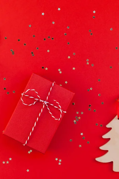 新年やクリスマス プレゼント包みリボン フラット トップ ビュー クリスマス 2019 休日お祝い手作りギフト ボックス赤い紙黄金輝く背景が横たわっていた テンプレート — ストック写真