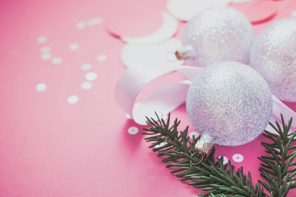 正月クリスマス休日の祭典組成パール装飾グッズ ボール グリーン モミ枝輝きピンク紙吹雪の紙背景のコピー スペース テンプレート フレームはがきの本文デザインに挨拶するため — ストック写真
