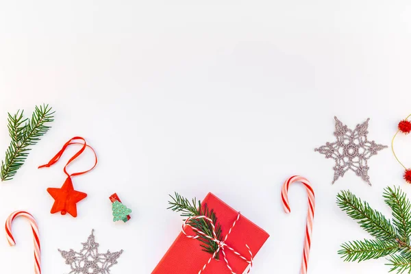 正月クリスマス クリスマス 2019 休日お祝い赤パターン存在ギフト ボックス グリーンもみ木の枝 Diy 雪装飾コピー スペースは分離ホワイト バック — ストック写真