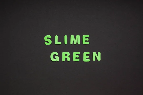 Creativo Testo Colorato Composto Lettere Plastica Slime Scrittura Verde Sfondo — Foto Stock