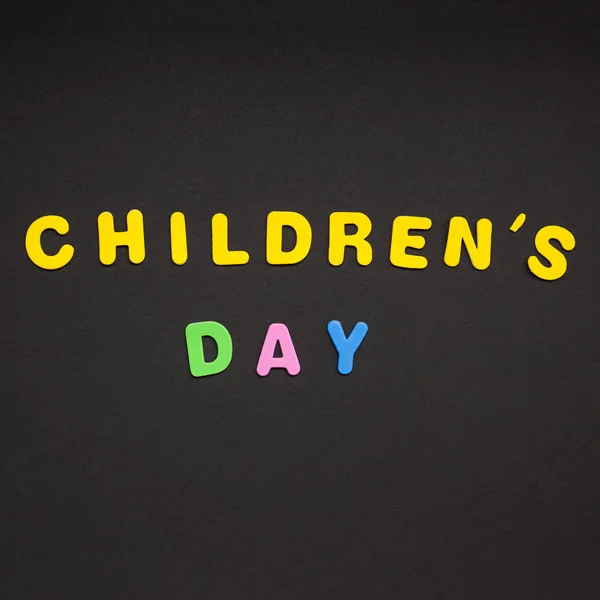 Kreative Bunte Texte Aus Plastikbuchstaben Kindertagsschrift Auf Schwarzem Papier Hintergrund — Stockfoto