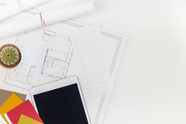 Yaratıcı düz yatıyordu ek yükü üstten görünüm planları mimari düz proje planı ve ofis malzemeleri dekoratör beyaz tablo çalışma alanındaki renk örnekleri araçları ve ekipmanları arka plan kopya alanı kavramı ile