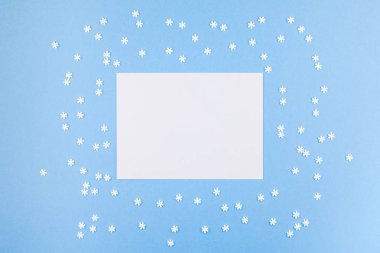 Yaratıcı üst düz yatıyordu kış çerçeve görüntüleyin. Küçük beyaz kar taneleri mektup zarfı pastel mavi arka plan kopya alan minimalizm şablon yıldönümü tasarım davetiye kavram Mockup desen yaptı