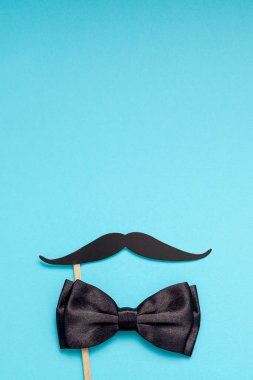 Yaratıcı flatlay ek yükü üstten görünüm retro şık siyah kağıt fotoğraf stand sahne bıyıkları turkuaz arka plan kopya alanı. Erkek Sağlığı Farkındalık ay gün erkeklik kavramı blog sosyal medya babalar