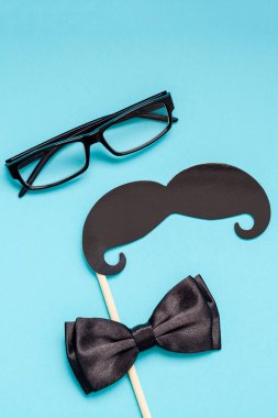 Yaratıcı flatlay ek yükü üstten görünüm retro şık siyah kağıt fotoğraf stand sahne bıyıkları turkuaz arka plan kopya alanı. Erkek Sağlığı Farkındalık ay gün erkeklik kavramı blog sosyal medya babalar