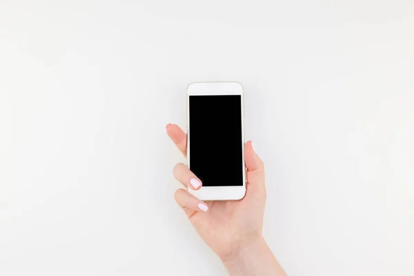 Mano Mujer Con Pulimento Manicura Pastel Que Sostiene Smartphone Aislado — Foto de Stock