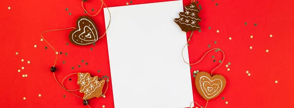 創造的なクリスマスまたは新年の挨拶手紙モックアップ フラット トップ ビュー クリスマス休日のお祝い赤い紙背景金色キラキラで封筒が横たわっていた 長い広いバナー 2019 2020 モックアップ テンプレート — ストック写真