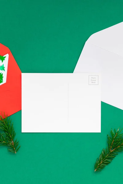 创意新年或圣诞问候信样机平面放置顶部视图圣诞假期庆祝信封在绿纸背景 模板模拟贺卡或您的文字设计 2019 2020 — 图库照片