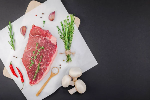 Creative Top View Flat Lay Fresh Raw Beef Meat Striploin — Fotografia de Stock