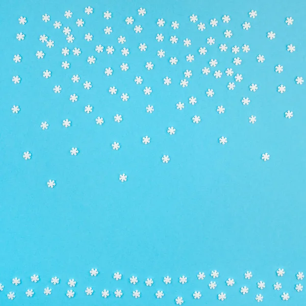 創造的なトップは フラット横たわっていた冬のフレームを表示します 正方形の小さな白い雪パステル ブルー背景コピー スペース ミニマリズム テンプレート周年記念デザインの招待状カードの冬パターン — ストック写真