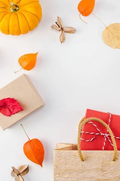 Kreativ Draufsicht Flach Legen Herbst Zusammensetzung Einkaufstasche Getrocknet Orange Blumen — Stockfoto