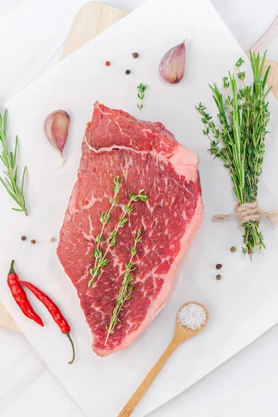 Creative Top View Flat Lay Fresh Raw Beef Meat Striploin — Stock Photo, Image