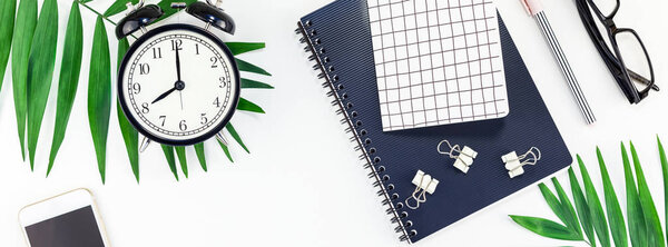 Топовый плоский рабочий стол, стилизованный под дизайнерский будильник, оставляет смартфону пространство для копирования на черно-белом фоне. Шаблон офиса женский длинный широкий баннер
