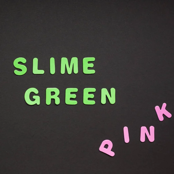 Creativo Testo Colorato Composto Lettere Plastica Slime Scrittura Verde Sfondo — Foto Stock