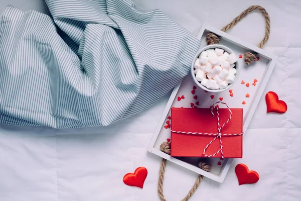 創造的なトップは フラット レイアウト枠生活ロマンチックな構成を表示します ホット カカオ コーヒー マシュマロ マグカップ赤いギフト心トレイ ベッドとチョコレート コンセプト — ストック写真
