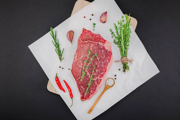 Creative Top View Flat Lay Fresh Raw Beef Meat Striploin — Fotografia de Stock