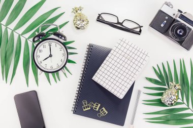 En iyi görünüm düz yatıyordu ofis çalışma masası tarz tasarım ofis malzemeleri çalar saat tropikal palmiye yaprakları smartphone kamera kopya alanı siyah beyaz arka plan. Şablonu office kadınsı blog sosyal medya