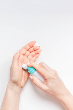 Minimalizm tarzı beyaz arka plan üzerinde kopya alanı ile kozmetik krem losyon ile el cildi nemlendirici kadın yaratıcı görüntü. Kavram şablon kadınsı blog, sosyal medya, güzellik kavramı