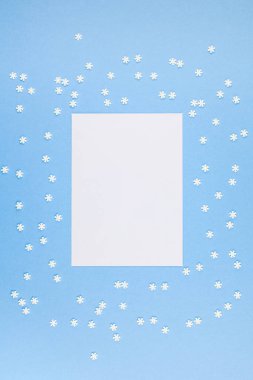 Yaratıcı üst düz yatıyordu kış çerçeve görüntüleyin. Küçük beyaz kar taneleri mektup zarfı pastel mavi arka plan kopya alan minimalizm şablon yıldönümü tasarım davetiye kavram Mockup desen yaptı